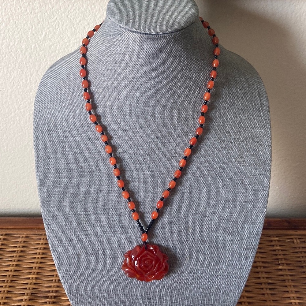 NEW LUCITE FLOWER BLOSSOM PENDANT & GLASS BEADS NECKLACE
